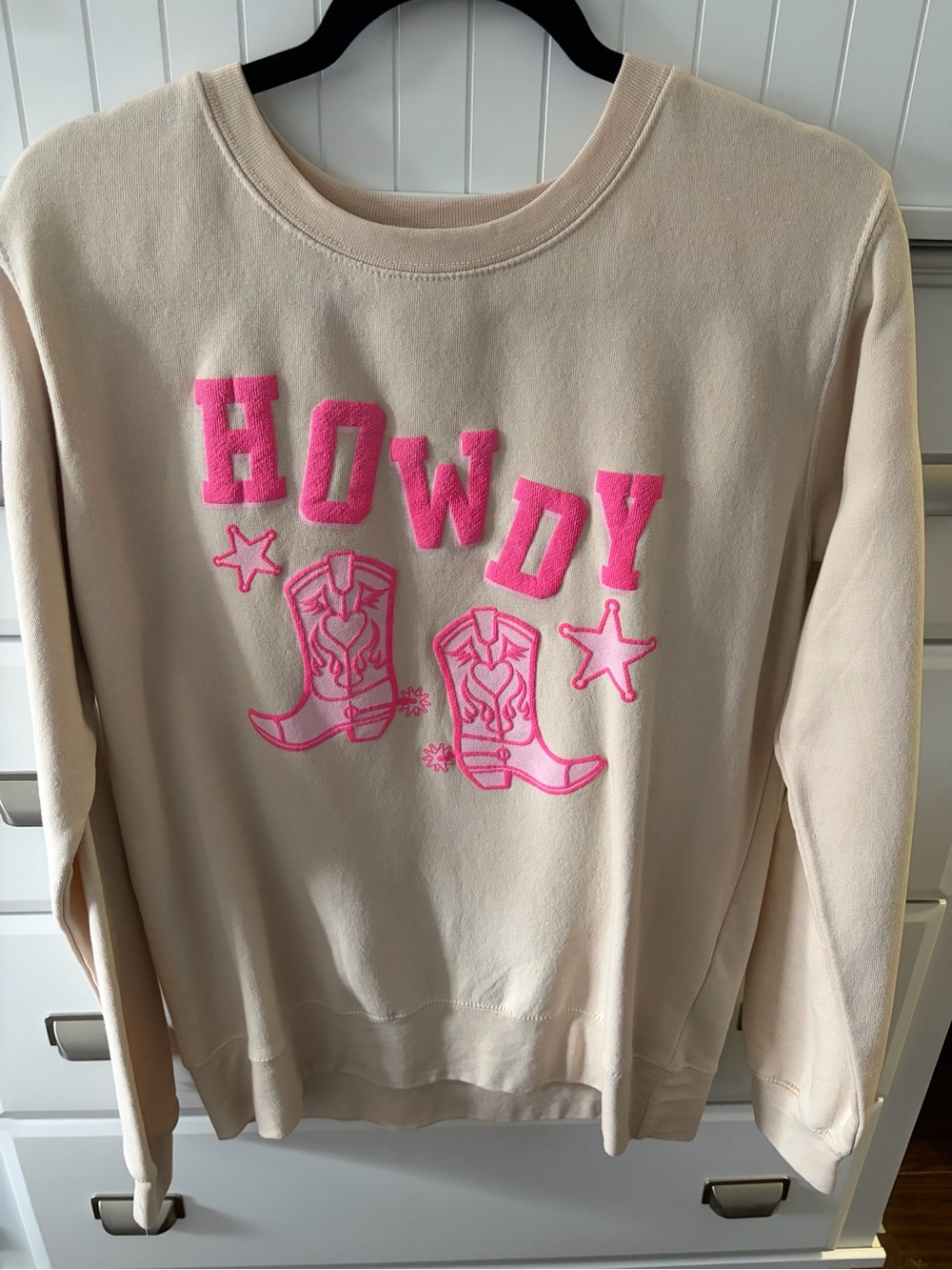 Pacific & Co Howdy Graphic Crewneck Sweater - Pink on Cream Small